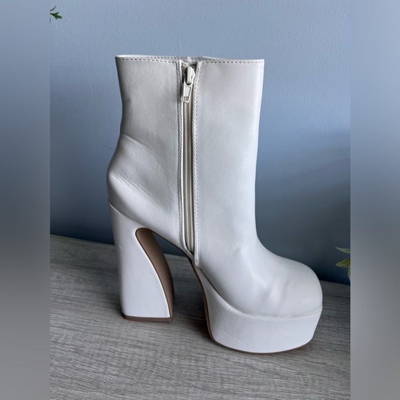 MADDEN GIRL Women's Kourt Sculpted-Heel Platform Booties - Picture 6 of 9